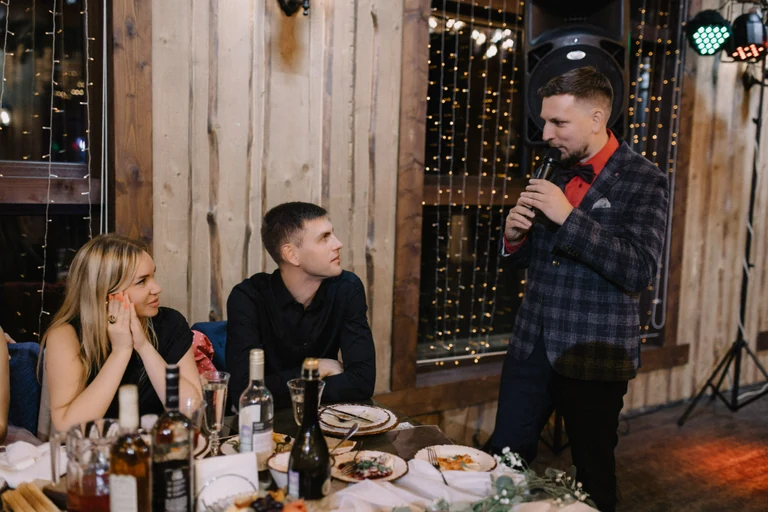 Разговор с парой за столом